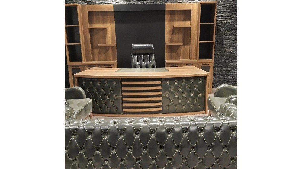 C serisi klasik yönetici masa takımı, ceviz rengi, deri sümenli ve çıtalı detayları ile ofis ortamında A serisi Chester koltuklar ile sergileniyor.